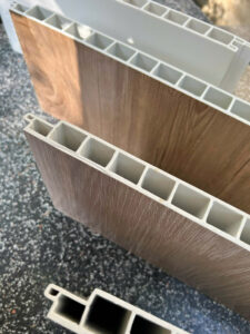 Tấm nhựa chịu lực có hèm khóa lót sàn nội thất hiện đại