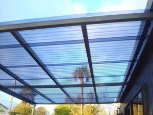 Tấm poly rỗng làm mái hiên